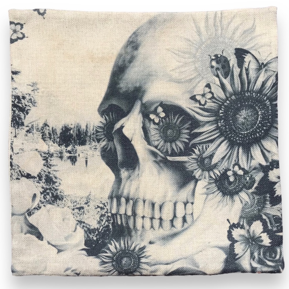 NWOT. Burlap-look Skulls and Flora Zippered Pillow Cover.
